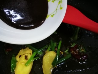 14、干锅南美对虾,下豆瓣酱煸炒。