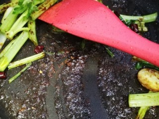 15、干锅南美对虾,下芹菜段翻炒。