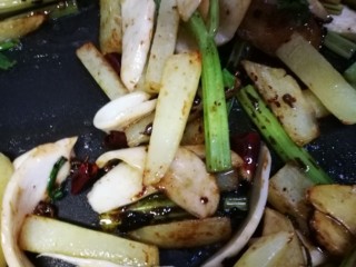 16、干锅南美对虾,再加入杏鲍菇土豆条一同翻炒。