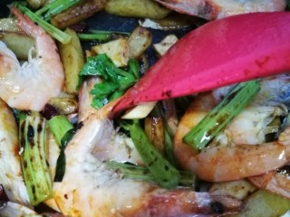 17、干锅南美对虾,加入白虾。