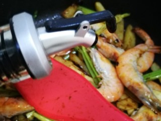 18、干锅南美对虾,加入适量生抽。