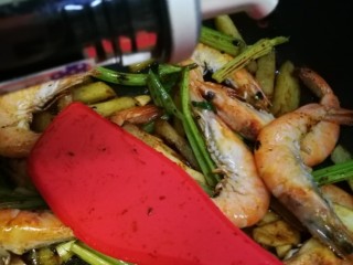 19、干锅南美对虾,加一点点老抽上色。