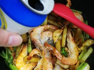 20、干锅南美对虾,再加入适量啤酒,大约三四勺吧。