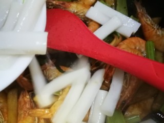 21、干锅南美对虾,翻炒后最后加入年糕条。