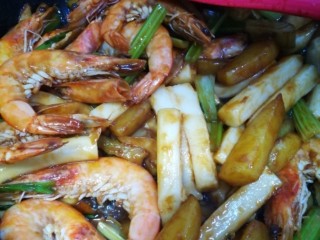 22、干锅南美对虾,翻炒均匀,就可以出锅啦,出锅前可以加入少许蚝油,味道会更赞哟,也可以不加。