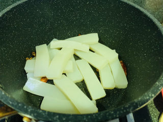 8、麻辣魔芋,把魔芋倒进锅炒香；