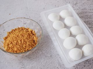 1、擂沙汤圆,准备好材料