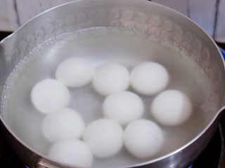 2、擂沙汤圆,锅中倒入适量的清水烧开后，再放入速冻汤圆