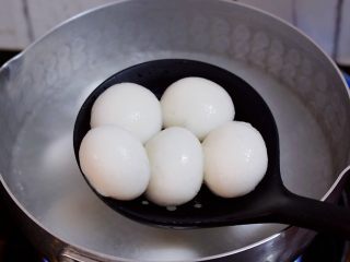 3、擂沙汤圆,小火慢煮至汤圆浮起，这样就说明汤圆熟透了，煮熟后捞出，记得要边煮边搅拌，免得粘锅或者粘在一起