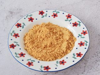 4、擂沙汤圆,盘中倒入适量的黄豆粉