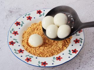 5、擂沙汤圆,再把煮好的汤圆放入