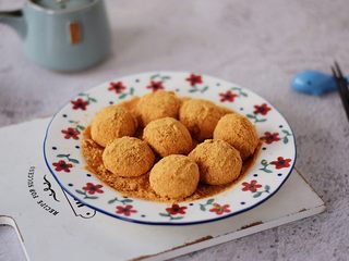 6、擂沙汤圆,轻轻的转动汤圆，使其汤圆均匀的沾裹上黄豆粉即可