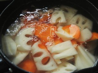 4、开胃下饭的糖醋鲜藕,莲藕和胡萝卜一起下锅里加水烧开,5分钟后捞起来沥干水分;