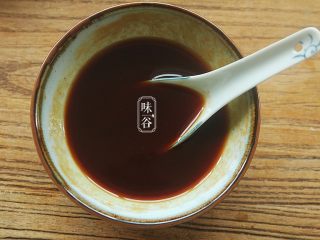 8、开胃下饭的糖醋鲜藕,均匀搅拌成糖醋汁。