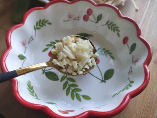 2、部队火锅,准备酱汁，蒜末