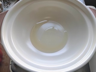 8、部队火锅,锅中加入食用油