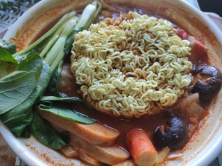 16、部队火锅,加入辛拉面和油菜