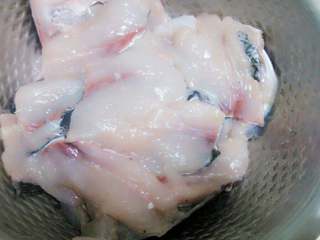 1、火锅鱼,鱼切薄片后加入适量盐淀粉料酒和白胡椒粉码味二十分钟左右。