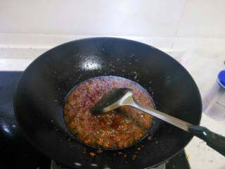 3、火锅鱼,锅里多放菜籽油，烧热后倒入火锅料，小火慢炒，加入一勺郫县豆瓣酱炒香。