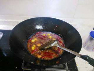 4、火锅鱼,改大火放入姜蒜块和干辣椒翻炒，最后放入干花椒爆香。