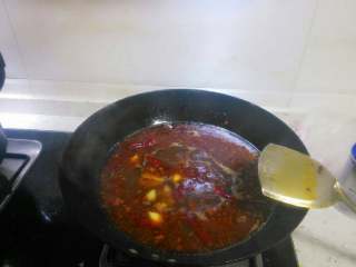 5、火锅鱼,倒入大半锅水，烧开后放入鱼头和鱼骨中小火熬十分钟左右。加半勺醋提鲜。