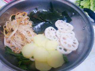 6、火锅鱼,准备大号汤锅，将焯过水的素菜摆盘锅底。