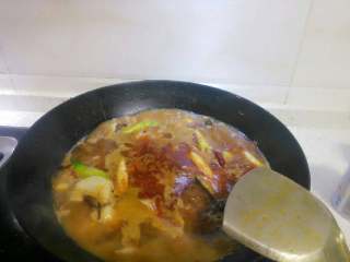 8、火锅鱼,开大火后放入鱼片和大葱段，煮三分钟加入芹菜段和香菜段，尝味道后加入盐和鸡精。