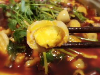 13、火锅鱼,加了鹌鹑蛋和粉条的配菜，好吃哦