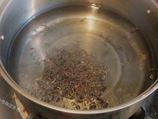 1、龙猫茶叶蛋,大火将水煮开以后再加入茶叶滚煮,我用的是2包正山小种