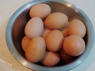 2、龙猫茶叶蛋,另起一锅,鸡蛋洗净放入锅中,加入清水没过鸡蛋的表面,大火加热,煮开后,调成中火继续煮2分钟。