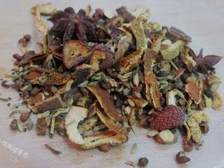 4、龙猫茶叶蛋,买的现成的茶叶蛋卤料包,把卤料放入无纺布袋扎紧口待用