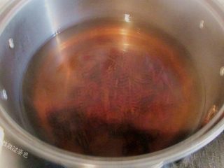 5、龙猫茶叶蛋,煮好的茶叶水中,加入2勺老抽、2勺生抽、2勺耗油、2勺白糖、2勺盐