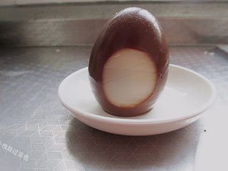 9、龙猫茶叶蛋,先用刀切除出一块龙猫肚皮,如图