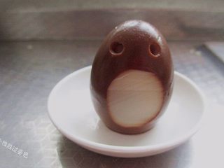 10、龙猫茶叶蛋,用吸管在顶部掏两个洞,把蛋白取出来