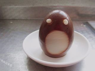 11、龙猫茶叶蛋, 取出来的蛋白弄短一些再放进去,做眼睛