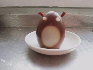 12、龙猫茶叶蛋, 耳朵这个部位你可以直接从后面切两块然后翻起来,或者也是用吸管掏小洞然后把耳朵塞进去