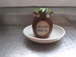 14、龙猫茶叶蛋,用草莓顶部叶子给龙猫做了一个小草帽