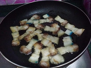 7、#菌类料理# 麻辣茶树菇干锅,不粘锅滴少许油、将肉片煎制两片微微焦黄、回锅煮更带劲更香