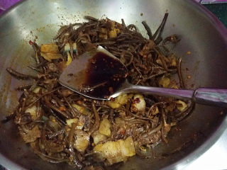 13、#菌类料理# 麻辣茶树菇干锅,根据喜好可添加少许生抽提色、不放也行