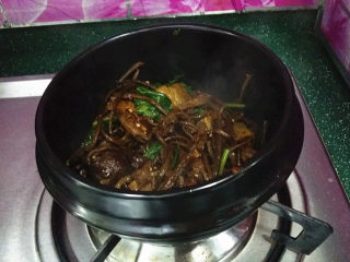 15、#菌类料理# 麻辣茶树菇干锅,最后将它们盛入烧热的石锅中