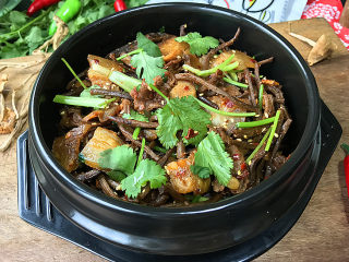 16、#菌类料理# 麻辣茶树菇干锅,听到滋滋声后离火上桌