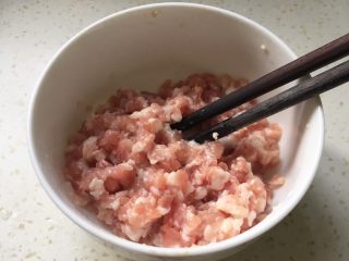 3、肉末嫩豆腐,肉末加少许水、胡椒粉、1克淀粉搅拌均匀腌五分钟