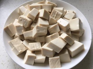 4、肉末嫩豆腐,豆腐切小块