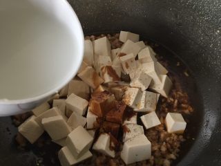 11、肉末嫩豆腐,倒入锅中
