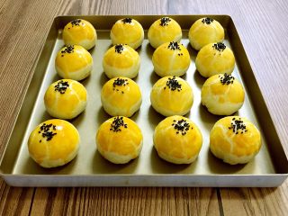 1、莲蓉蛋黄酥&杂花酥（黄油版）, 配方分量可做16个，正好一个金盘的量。如果做蛋黄酥，请忽略添加的抹茶粉，可可粉，紫薯粉。如果做杂花酥，油酥里添加相应的粉就行了，再酌情添加