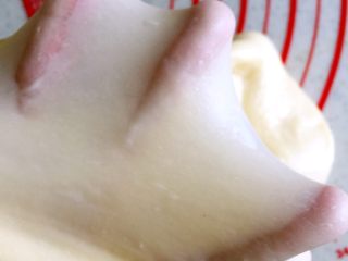 2、莲蓉蛋黄酥&杂花酥（黄油版）,先把油皮原料投入面包机，揉面程序约半小时揉出膜。能拉出有韧劲的膜，在后续的制作中才不容易破酥。油酥全部材料捏揉混合成团，放一边醒发。如做杂花