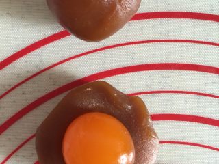 4、莲蓉蛋黄酥&杂花酥（黄油版）,蛋黄剥干净表面的白膜以后就不会腥。如果想用油泡，白酒喷，预烤也行。我就省略了。每个咸蛋黄用25克的莲蓉包裹，搓圆备用。