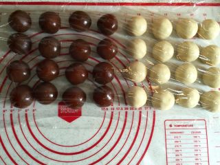 5、莲蓉蛋黄酥&杂花酥（黄油版）, 如果想做16个蛋黄酥，油皮和油酥等分成16份。想做16个杂花酥的话，油皮油酥分成8份。全程保鲜膜包住。