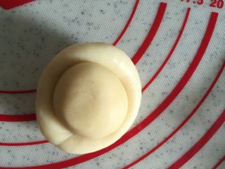 6、莲蓉蛋黄酥&杂花酥（黄油版）,这是蛋黄酥的步骤，油皮包油酥。像汤圆一样包好。