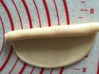 8、莲蓉蛋黄酥&杂花酥（黄油版）,卷起来，静置松弛20分钟。全程保鲜膜覆盖。